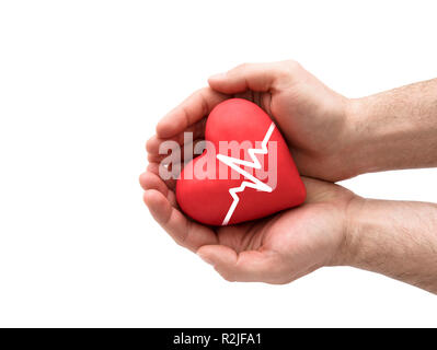 Cuore rosso con impulsi nelle mani dell'uomo. Foto Stock