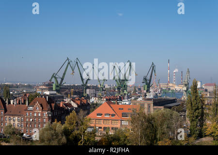Ottobre 2018, Gdansk, Polonia: vista dalla cima dell'edificio su gru di cantiere di Danzica, storica industria dove nel 1980 massiccio sciopero ha sta Foto Stock