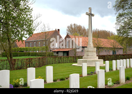 Razione della fattoria (La Plus Douve) Prima Guerra Mondiale Cimitero Militare, vicino Wulvergem, Belgio Foto Stock