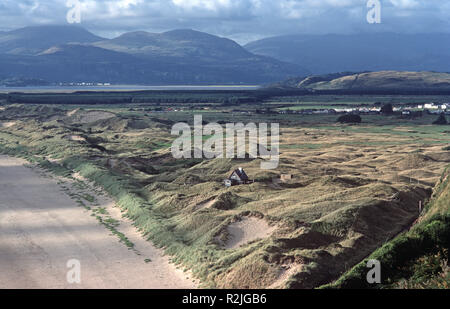 La British Rail Diesel Multiple Unit, treno DMU sulla giunzione Dovey per Pwllheli Cambrian Coast linea ferroviaria, Morfa Harlech Riserva Naturale Nazionale, Gwynedd, Gran Bretagna Foto Stock