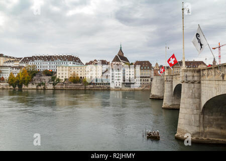 Mezzo ponte sopra il fiume Reno a Basilea in Svizzera Foto Stock