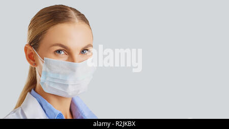 Medico donna che indossa una maschera . Foto Stock