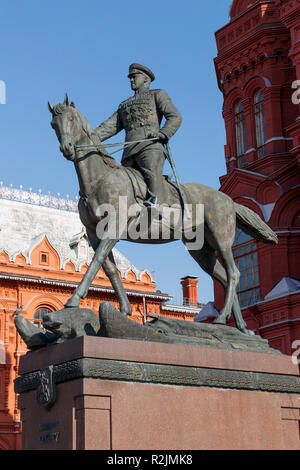 La famosa statua equestre del maresciallo Zhukov al di fuori della parte anteriore dello Stato Russo History Museum, Manezhnaya Square, a Mosca. Da Vyacheslav Klykov Foto Stock