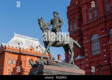 La famosa statua equestre del maresciallo Zhukov al di fuori della parte anteriore dello Stato Russo History Museum, Manezhnaya Square, a Mosca. Da Vyacheslav Klykov Foto Stock