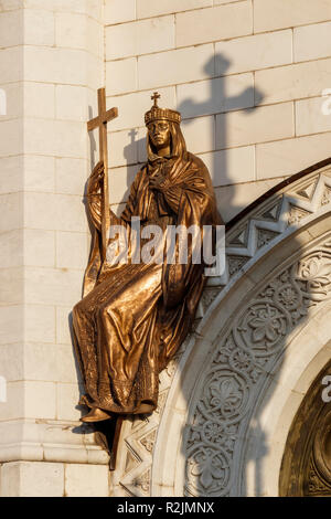 Dimensioni complete di bronzo sculture in rilievo sulle pareti esterne della chiesa russo-ortodossa Catherdral di Cristo il Salvatore, Mosca, Russia. Foto Stock