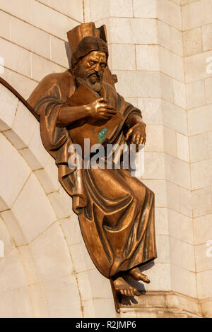 Dimensioni complete di bronzo sculture in rilievo sulle pareti esterne della chiesa russo-ortodossa Catherdral di Cristo il Salvatore, Mosca, Russia. Foto Stock