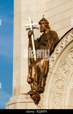 Dimensioni complete di bronzo sculture in rilievo sulle pareti esterne della chiesa russo-ortodossa Catherdral di Cristo il Salvatore, Mosca, Russia. Foto Stock