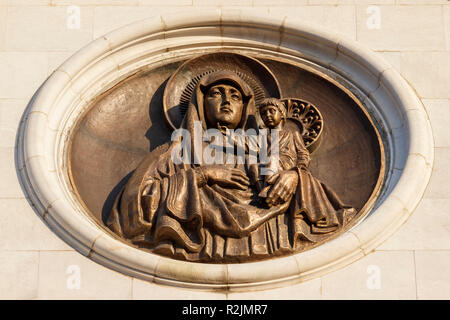 Dimensioni complete di bronzo sculture in rilievo sulle pareti esterne della chiesa russo-ortodossa Catherdral di Cristo il Salvatore, Mosca, Russia. Foto Stock