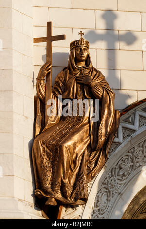 Dimensioni complete di bronzo sculture in rilievo sulle pareti esterne della chiesa russo-ortodossa Catherdral di Cristo il Salvatore, Mosca, Russia. Foto Stock