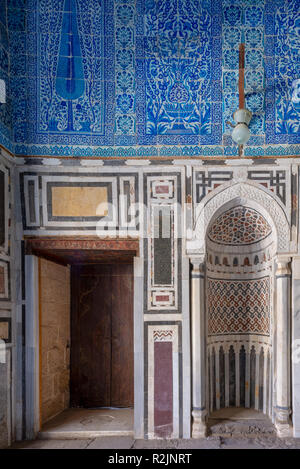 Parete di marmo con mihrab (Embedded di nicchia) presso la tomba di Ibrahim Agha Mustahfizan, Moschea di Aqsunqur (Moschea Blu), Bab El Wazir distretto, vecchio Cairo, Foto Stock