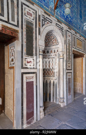 Parete di marmo con mihrab (Embedded di nicchia) presso la tomba di Ibrahim Agha Mustahfizan, Moschea di Aqsunqur (Moschea Blu), Bab El Wazir distretto, vecchio Cairo Foto Stock