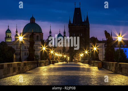 Charles Bridge guardando verso la Città Vecchia (torre del ponte a destra, la cupola della chiesa di San Francesco d Assisi a sinistra), la Città Vecchia di Praga, Repubblica Ceca Foto Stock