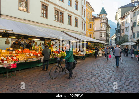 L'Italia, il Sud Tirolo, Alto Adige, Bolzano / Bolzano, città vecchia, il mercato della frutta Foto Stock