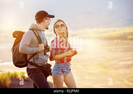 Due giovani turisti si erge e parla. Viaggio o concetto di trekking con coppia Foto Stock
