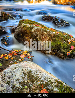 Warner fiume che scorre al di sotto della coperta di Waterloo Bridge in Warner, New Hampshire. Foto Stock