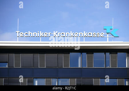 La facciata dell'ufficio moderno edificio di Techniker Krankenkasse TK con logo e office windows a Darmstadt, Foto Stock