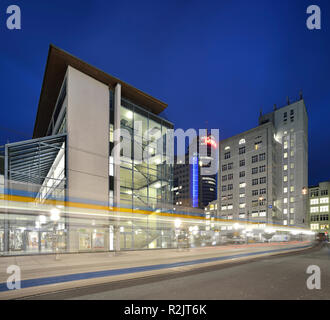 In Germania, in Turingia, Jena, Ernst-Abbe-Platz, night shot con luce tracce del tram, grattacieli, dietro la Jentower Foto Stock