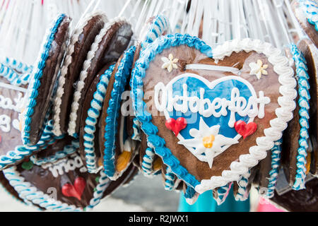 Giant Gingerbread cuore con la scritta Oktoberfest Monaco, Oktoberfest Foto Stock