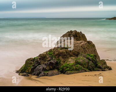 Formazione di roccia in Plémont Bay su Jersey a bassa marea Foto Stock