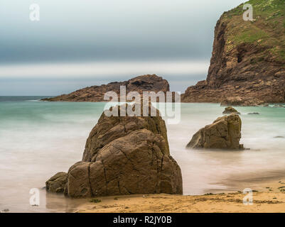 Formazione di roccia in Plémont Bay su Jersey a bassa marea Foto Stock