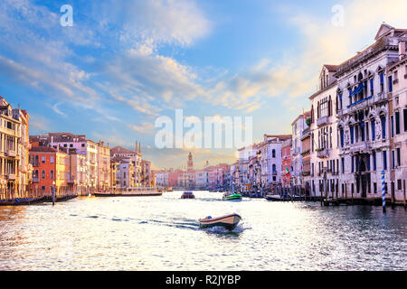 Bel Grand Canal con palazzi e barche, Venezia. Italia Foto Stock