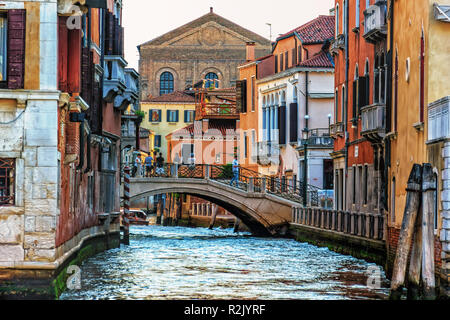 Venezia, Italia - 22 August, 2018: turisti su di un ponte su un cha Foto Stock