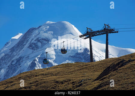 Vista da Schwarzsee al massiccio del Liskamm. Nella parte anteriore, il cavo auto da Furgg a Trockener Steg. Foto Stock