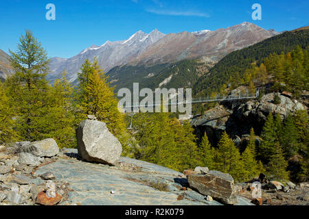 Sospensione ponte sopra il Gorner gorge vicino a Zermatt. Vista del gruppo Mischabel. Foto Stock