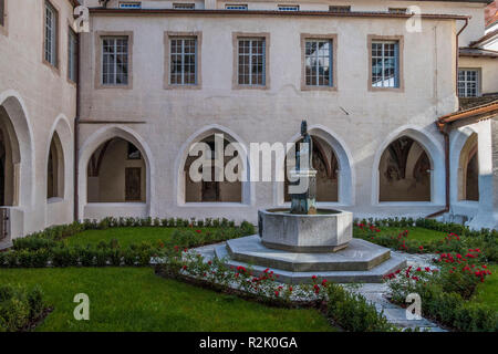 Cortile presso il chiostro del monastero di Neustift vicino a Bressanone, Alto Adige, Italia, Europa Foto Stock