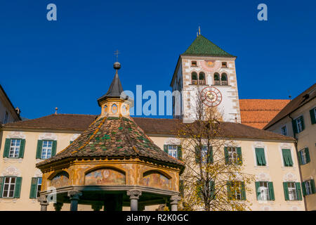 Cortile con fontana miracolosa e collegiata nel monastero di Neustift vicino a Bressanone, Alto Adige, Italia, Europa Foto Stock