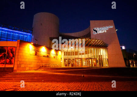 In Germania, in Renania settentrionale-Vestfalia, Colonia, Rheinauhafen, il museo del cioccolato, la sera Foto Stock