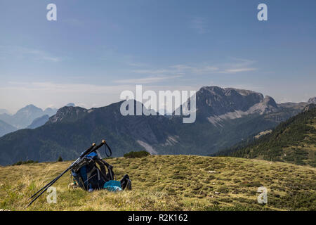 Zaino e bastoni per escursioni nella parte anteriore del paesaggio nelle Alpi Carniche Foto Stock