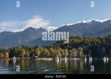 Barche a vela sul lago di Bohinj in Slovenia Foto Stock