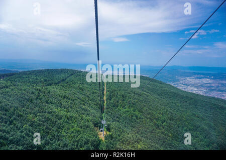 Funivie di andare fino alla montagna, verdi colline Foto Stock