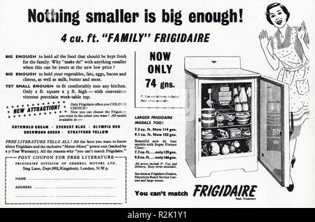 Originale degli anni cinquanta vintage vecchio annuncio stampa dalla rivista inglese pubblicità Frigidaire frigorifero 1954 circa Foto Stock