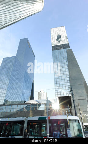 Edificio di assicurazione 'Delftse Poort' per la National Nederlands (Abe Bonnema, 1987-1992) nei pressi della Stazione Centrale, con 150 metri per dieci anni l'edificio più alto nei Paesi Bassi, dettaglio tetto in alluminio della nuova stazione centrale (Benthem Crouwel Architects, 2003-2014) Foto Stock