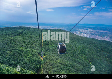 Funivie di andare fino alla montagna, verdi colline Foto Stock