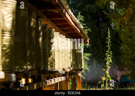 Ruote della preghiera in Gongkar Choede Monastero Foto Stock