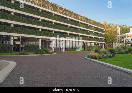 Giardino e parcheggio presso il cortile del cafe a Rotterdam al mattino Foto Stock