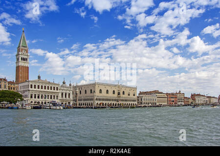 Viste di splendidi edifici e gondole, i ponti e i canali di Venezia Foto Stock