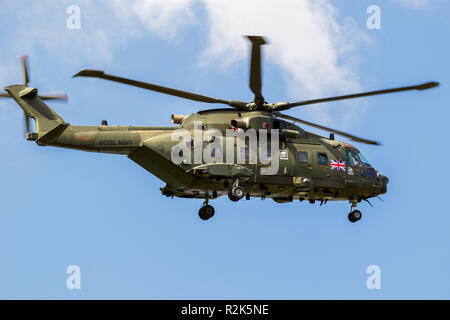 GILZE-Rijen, Paesi Bassi - 30 Maggio 2018: British Royal Navy AW101 elicottero Merlin arrivando a Gilze-Rijen airbase. Foto Stock