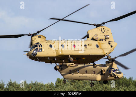 EINDHOVEN, Paesi Bassi - giu 22, 2018: Esercito degli Stati Uniti Boeing CH-47F Chinook elicotteri di trasporto in decollo. Foto Stock