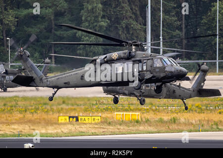 EINDHOVEN, Paesi Bassi - giu 22, 2018: Esercito degli Stati Uniti Sikorsky UH-60 Blackhawk elicotteri di trasporto in decollo. Foto Stock