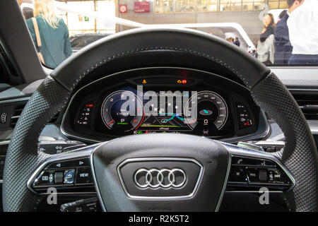 Parigi - Ott 3, 2018: Driver vista della nuova Audi A6 per interni auto al Motor Show di Parigi. Foto Stock