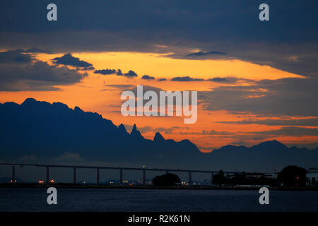 Ponte Rio-Niteroi e Dedo de Deus hill in background di sunrise, Rio de Janeiro, Brasile Foto Stock