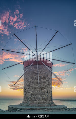 Una lunga esposizione fotografia di uno dei mulini a vento a Rodi sulla storica isola greca Foto Stock