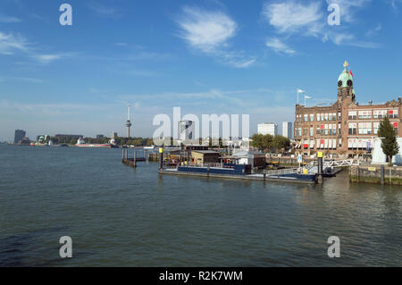 Rotterdam, Paesi Bassi, Ottobre 6, 2018: acqua terminale dei taxi di fronte all'hotel New York di Rotterdam Foto Stock