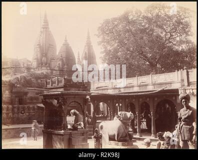 [Tempio del Golden mucca, Benares]. Artista: sconosciuto. Dimensioni: 20,8 x 27,4 cm (8 3/16 x 10 13/16 in.). Data: 1860s-70s. Museo: Metropolitan Museum of Art di New York, Stati Uniti d'America. Foto Stock