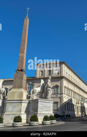 Palazzo del Quirinale, sede del presidente della Repubblica italiana, antico edificio di importanza storica Roma, Italia. Foto Stock