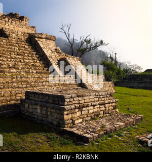 Nebbia si muove in prossimità della piramide principale presso le rovine Maya di Chinkultic, Chiapas, Messico. Foto Stock